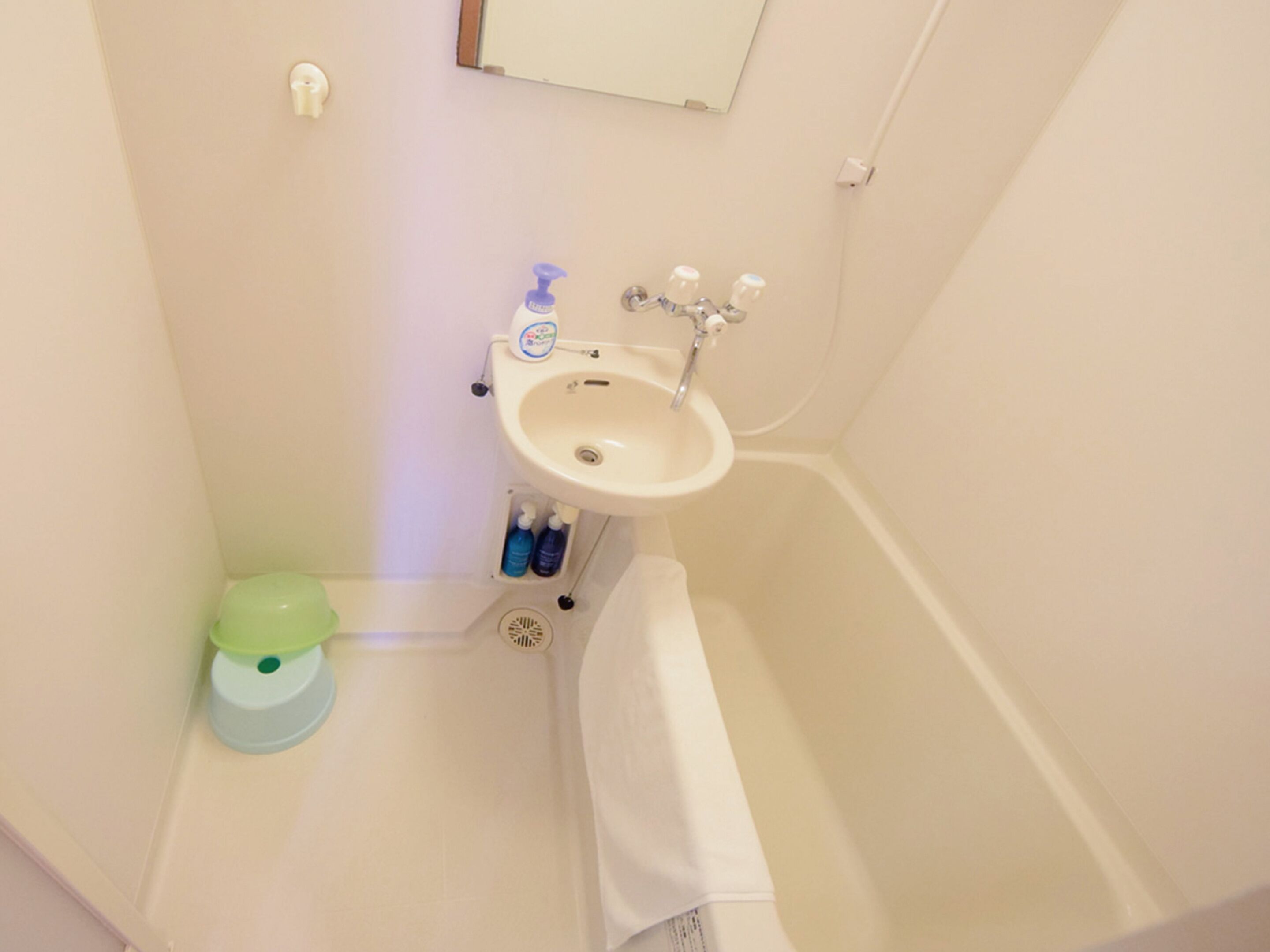 twin room | bathroom | combined shower/bathtub, free toiletries, hair dryer, slippers