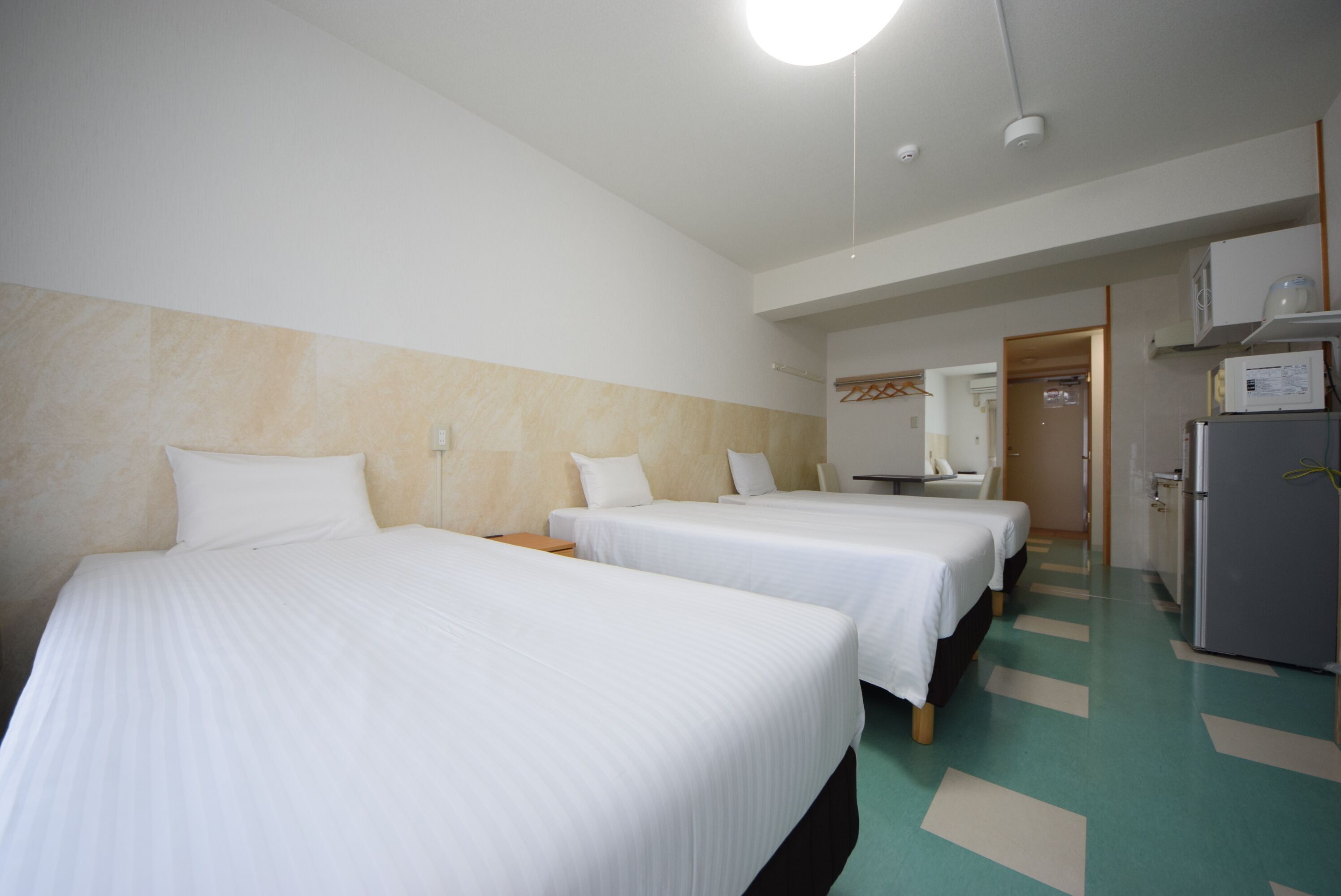 triple room | living area | flat-screen tv