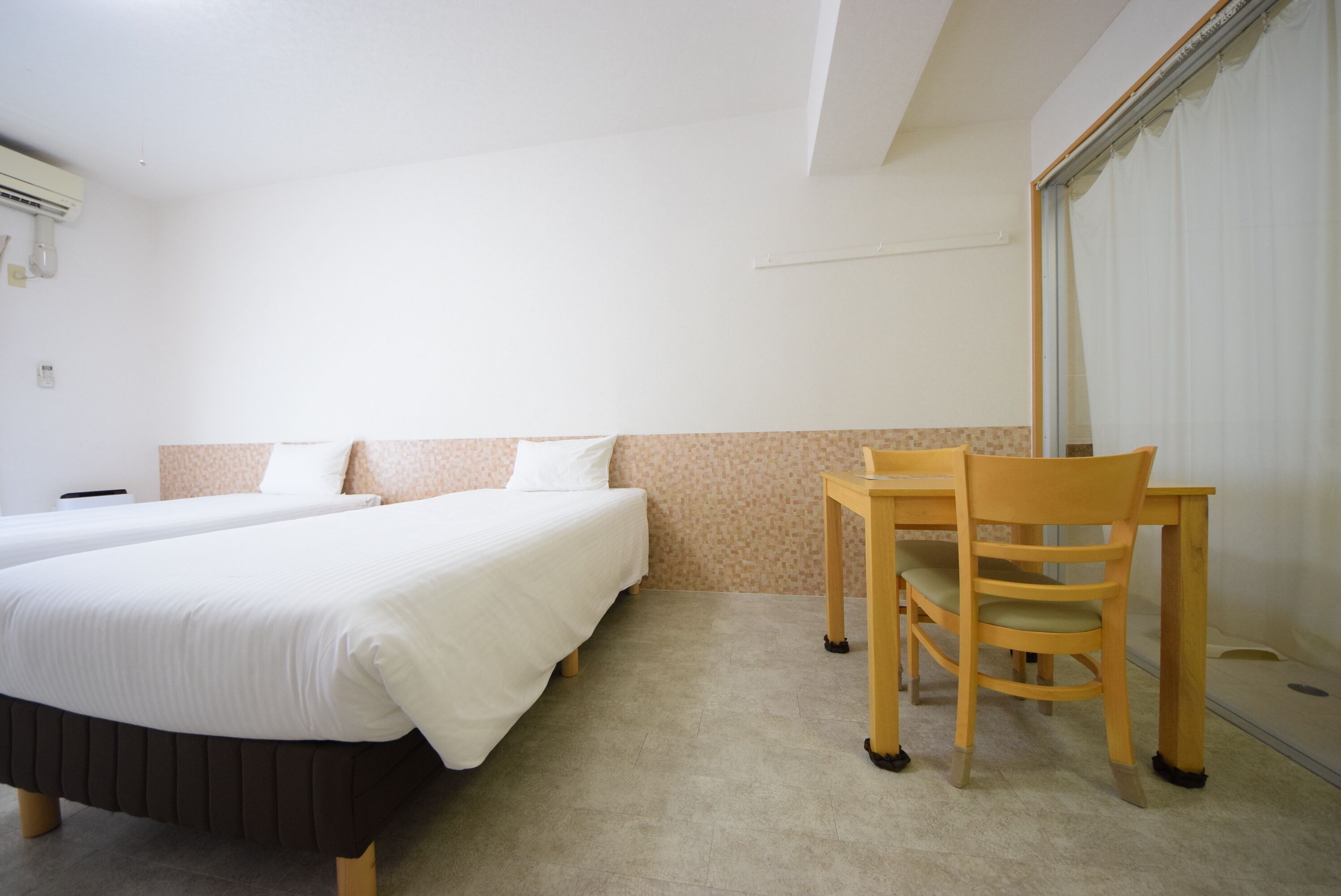 basic twin room | living area | flat-screen tv