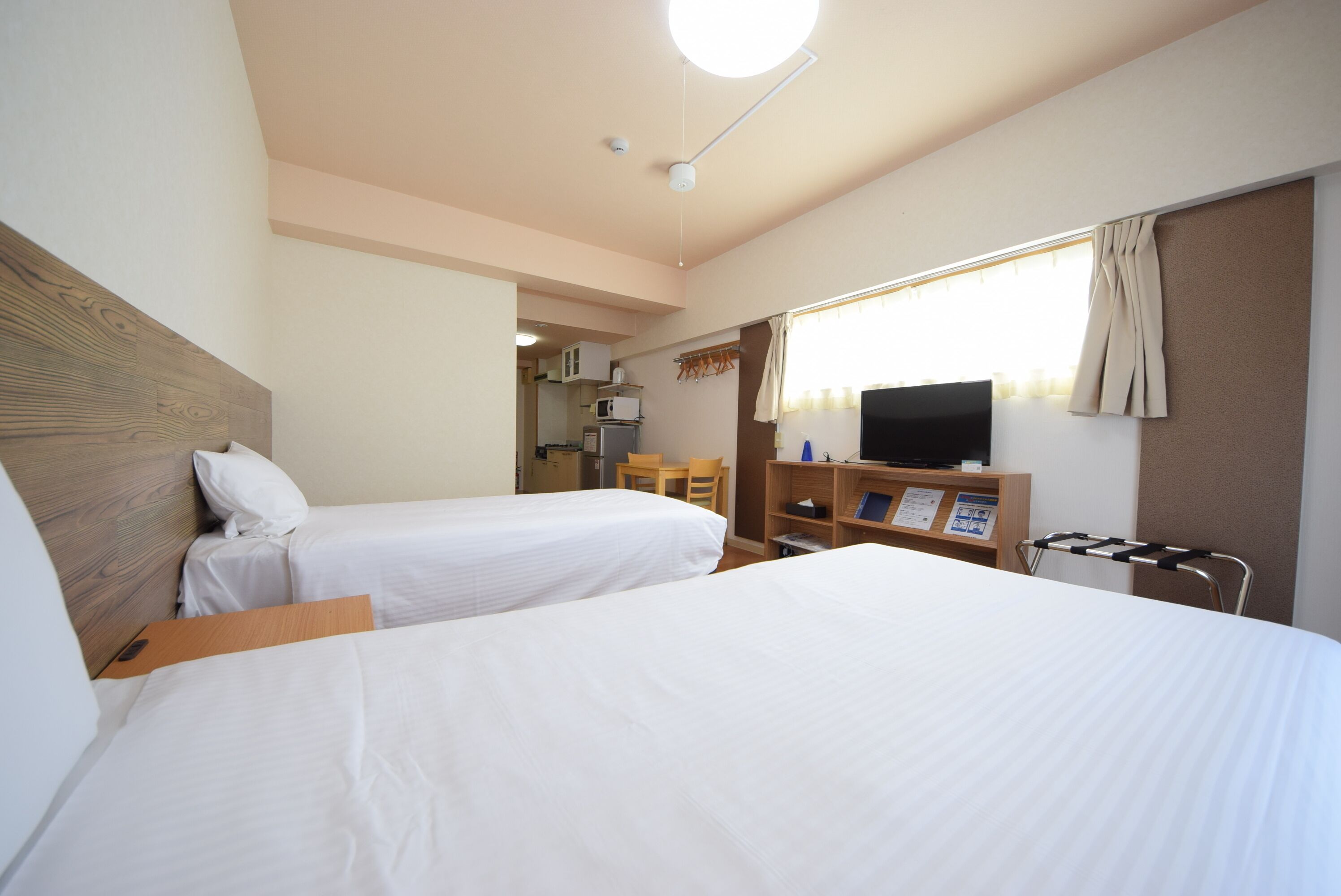 twin room | living area | flat-screen tv