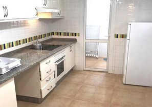 Réfrigérateur, four, plaque de cuisson