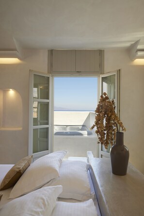 Superior Suite with Sea View and Outdoor Hot Tub | 1 bedroom, Egyptian cotton sheets, premium bedding, down comforters -  Danae Suites Santorini (Santorini)