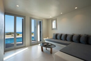 Private Split - Level Villa with Sea View and Private Pool | 1 kamar tidur, seprai katun Mesir, dan seprai premium