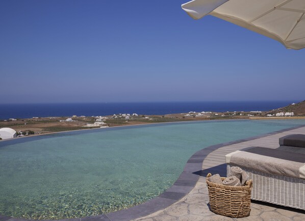 Piscina externa, funciona das 8h30 às 20h, guarda-sóis, espreguiçadeiras