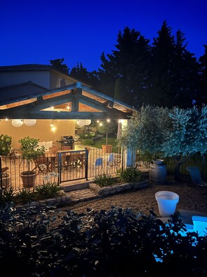 Outdoor dining - Charming house (Sainte-Cécile-Les-Vignes)