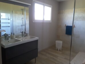 Shower, hair dryer, toilet paper - Charming house (Sainte-Cécile-Les-Vignes)