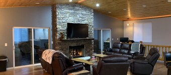 Finnegan RoadHouse - 7 soverom, 5 bad, på 10 dekar: Snowmobiler's Paradise!