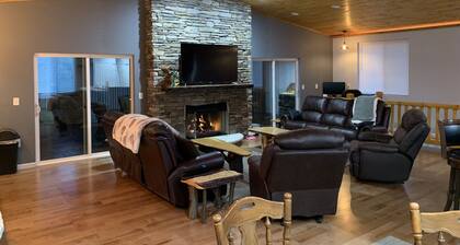 Finnegan RoadHouse - 7 makuuhuonetta, 5 kylpyhuonetta, 10 hehtaarilla: Moottorikelkkaiden paratiisi!