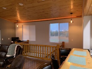 智能电视、壁炉、电子游戏、DVD 播放器