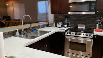 Jääkaappi, mikroaaltouuni, uuni, liesi