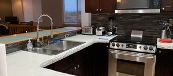 Finnegan RoadHouse - 7 Bedrooms, 5 Bath, on 10 Acres.  Ideal for large groups.