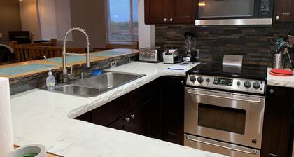 Finnegan RoadHouse - 7 Bedrooms, 5 Bath, on 10 Acres. Ideal for large groups.