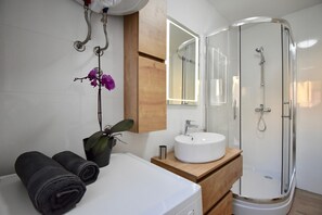 Shower, free toiletries, hair dryer, towels - Comfortable holiday house with apartments / Spacious new holiday apartment / A4 *** (Pula)