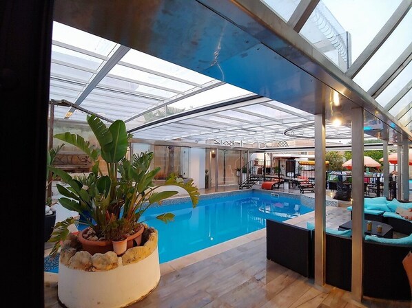 Indoor pool, outdoor pool - Colours - a fairytale setting, Apartment Horizon (Madliena)