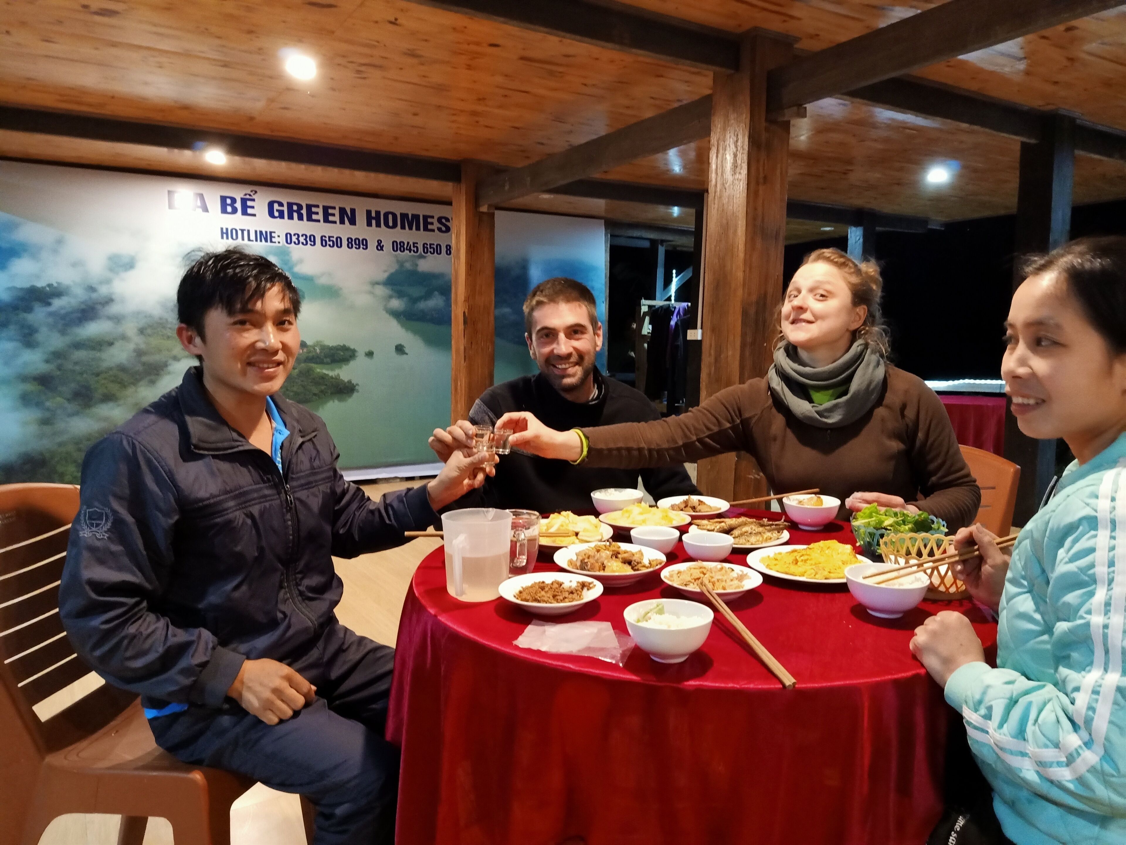 Frokost, lunsj og middag serveres, lokale retter 