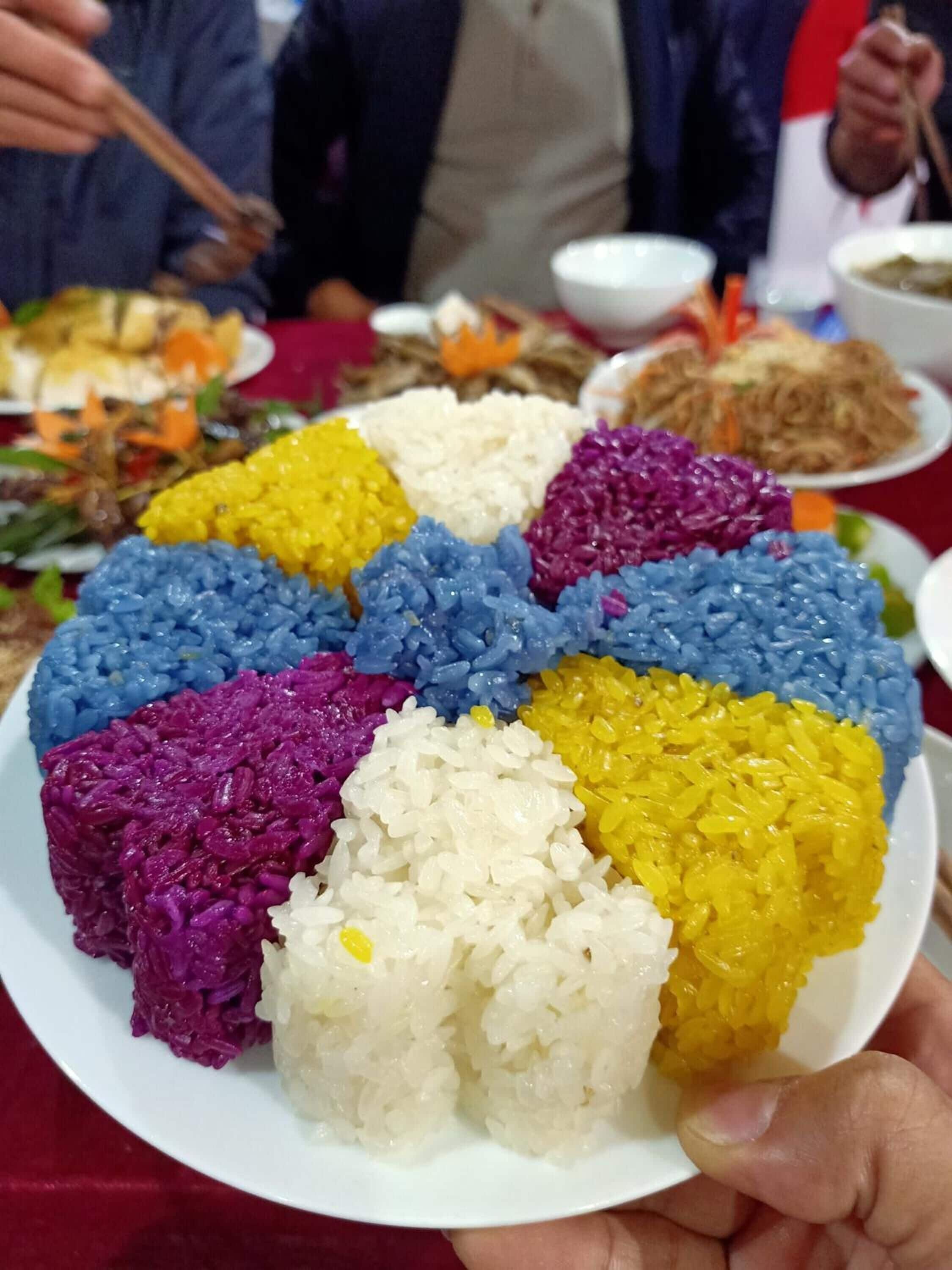Un plato de arroces de colores.