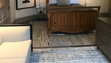 Wingwood | Blackout drapes, iron/ironing board, free WiFi, bed sheets