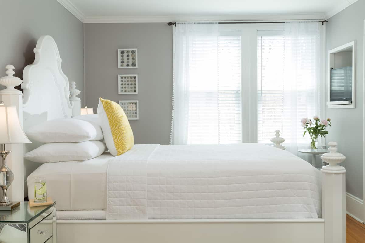 Habitación doble Confort, 1 cama Queen size | 1 habitación, cortinas blackout y tabla de planchar con plancha