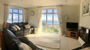 Smart TV, DVD player, books, stereo - 3 Bedroom 2 Bathroom Apartment,  Panoramic Views of St Ives, 2 parking spaces (St. Ives)