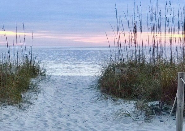 Rannalla, aurinkotuoleja