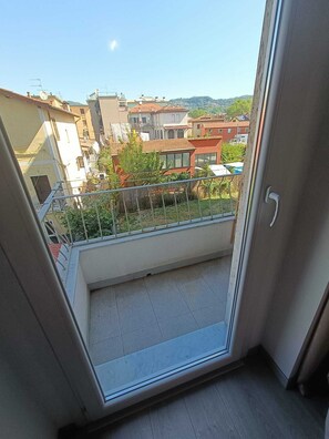 Basic Room, 1 Queen Bed, Balcony | Hypo-allergenic bedding, minibar, in-room safe, desk - Le Coccole (La Spezia)