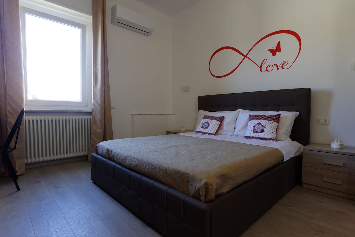 Classic Room, 1 Queen Bed, Garden View | Hypo-allergenic bedding, minibar, in-room safe, desk