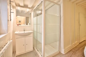 Bruser, hårtørrer, håndklæder, Sæbe