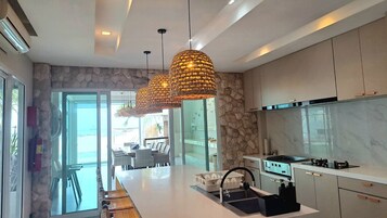 Cafetera/tetera, refrigerador, microondas, horno