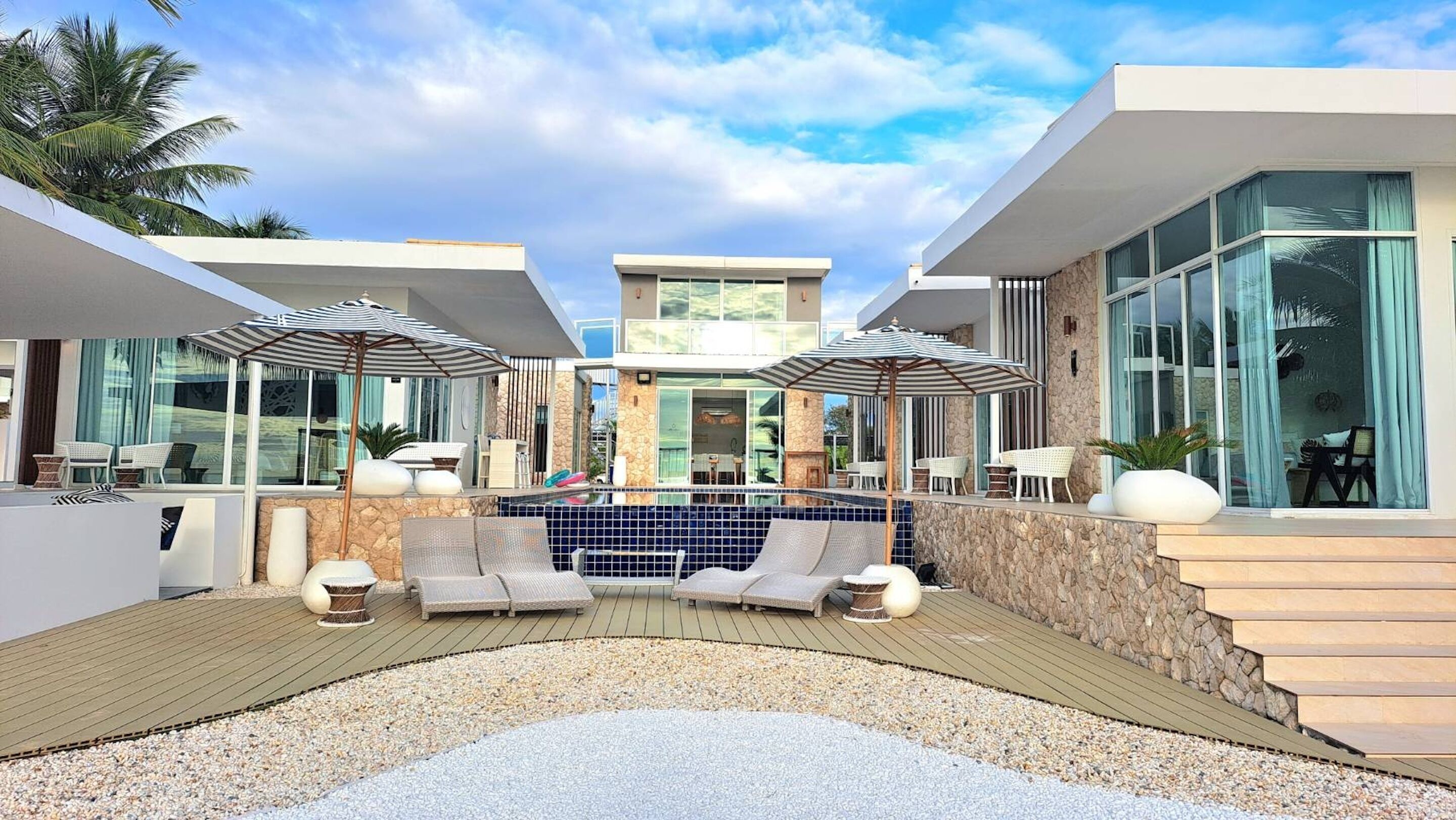 Luxury 6-Bedroom Beach Front Villa | Literie de qualité supérieure, coffres-forts dans les chambres, bureau
