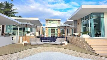 Luxury 6-Bedroom Beach Front Villa | Literie de qualité supérieure, coffres-forts dans les chambres, bureau