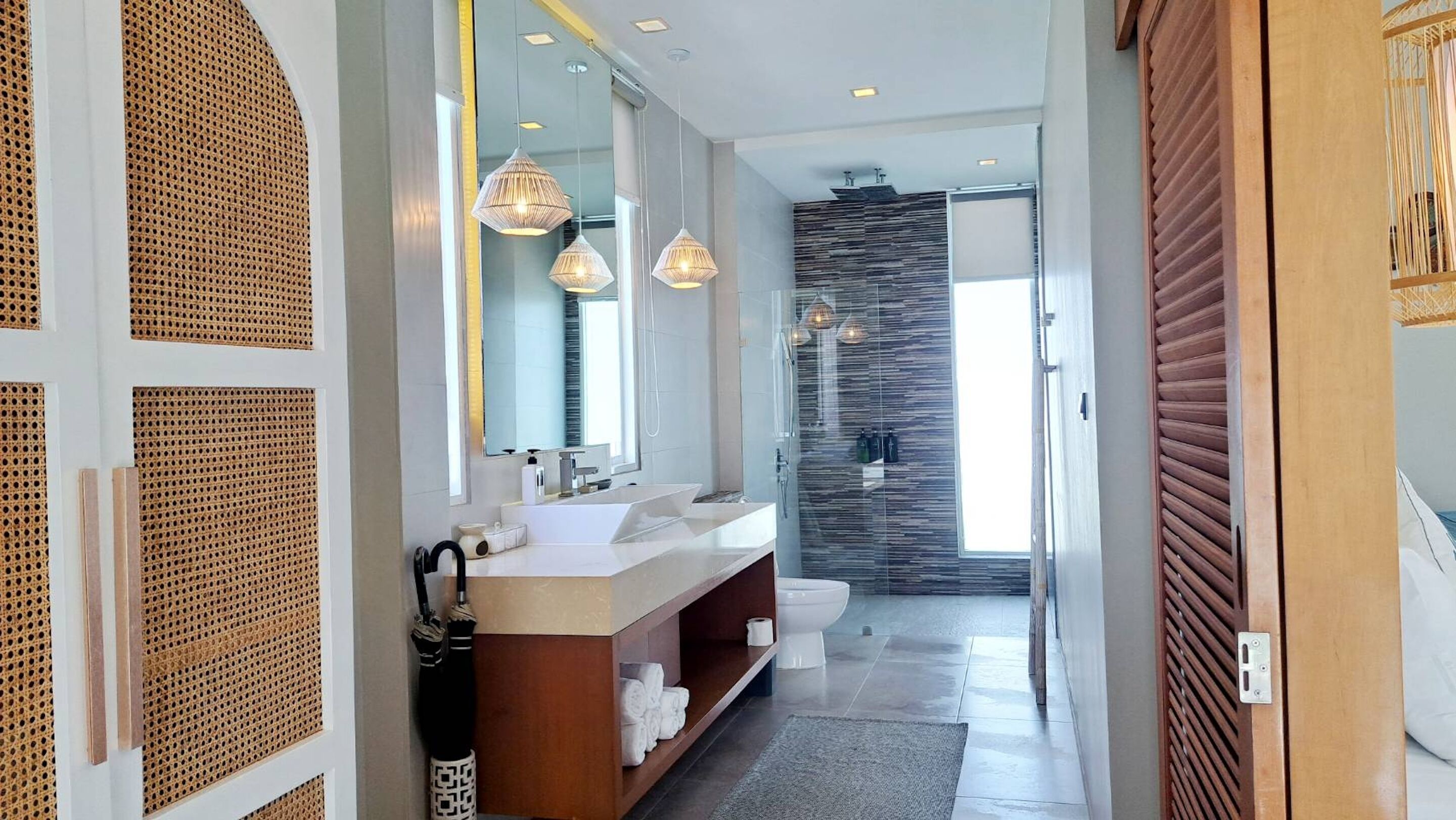 Luxury 7-Bedroom Beachfront Villa | ห้องน้ำ | อ่างอาบน้ำและฝักบัวแยกจากกัน, เรนชาวเวอร์, ของใช้ในห้องน้ำฟรี
