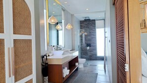 Luxury 7-Bedroom Beachfront Villa | Bathroom | Separate bathtub and shower, rainfall showerhead, free toiletries - Vela Villa - Cha-am (Phetchaburi)