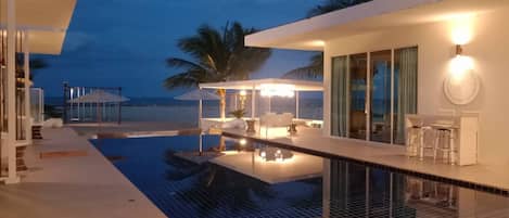 Luxury 6-Bedroom Beach Front Villa | Terrasse/patio