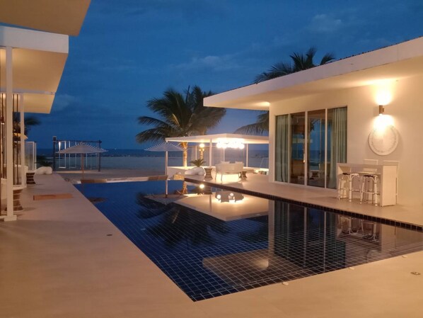 Luxury 6-Bedroom Beach Front Villa | Terrasse/Patio