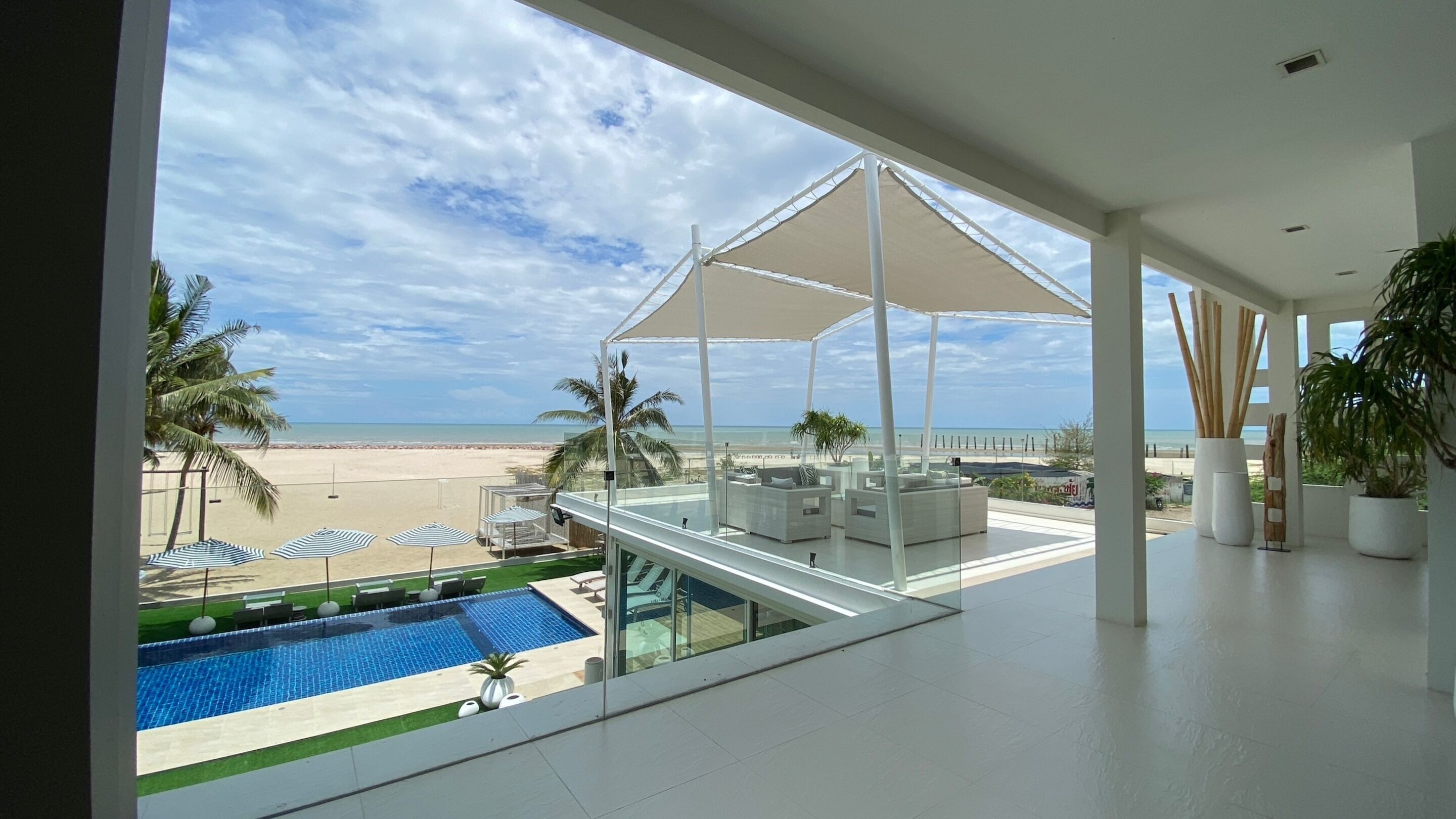 Luxury 7-Bedroom Beachfront Villa | Terrasse/gårdhave