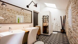 A modern bathroom with two sinks, a large mirror, and a skylight. - Villa with private pool and spa (CARNAS)