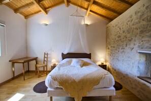 3 bedrooms, iron/ironing board, free WiFi - 3 bedroom old stone house in the heart of a wildlife reserve (Auriolles)