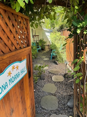 Property grounds - Stunning oceanfront cottage (Kailua)