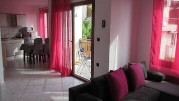 Apartemen Comfort, 2 kamar tidur (1st floor) | Area keluarga | TV LCD