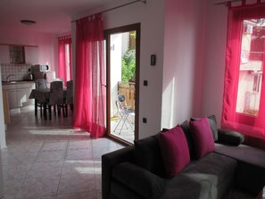 Leilighet – comfort, 2 soverom (1st floor) | Oppholdsområde | LCD-TV