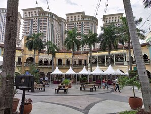 Outdoor dining - Cozy @ Venice McKinley (Taguig)