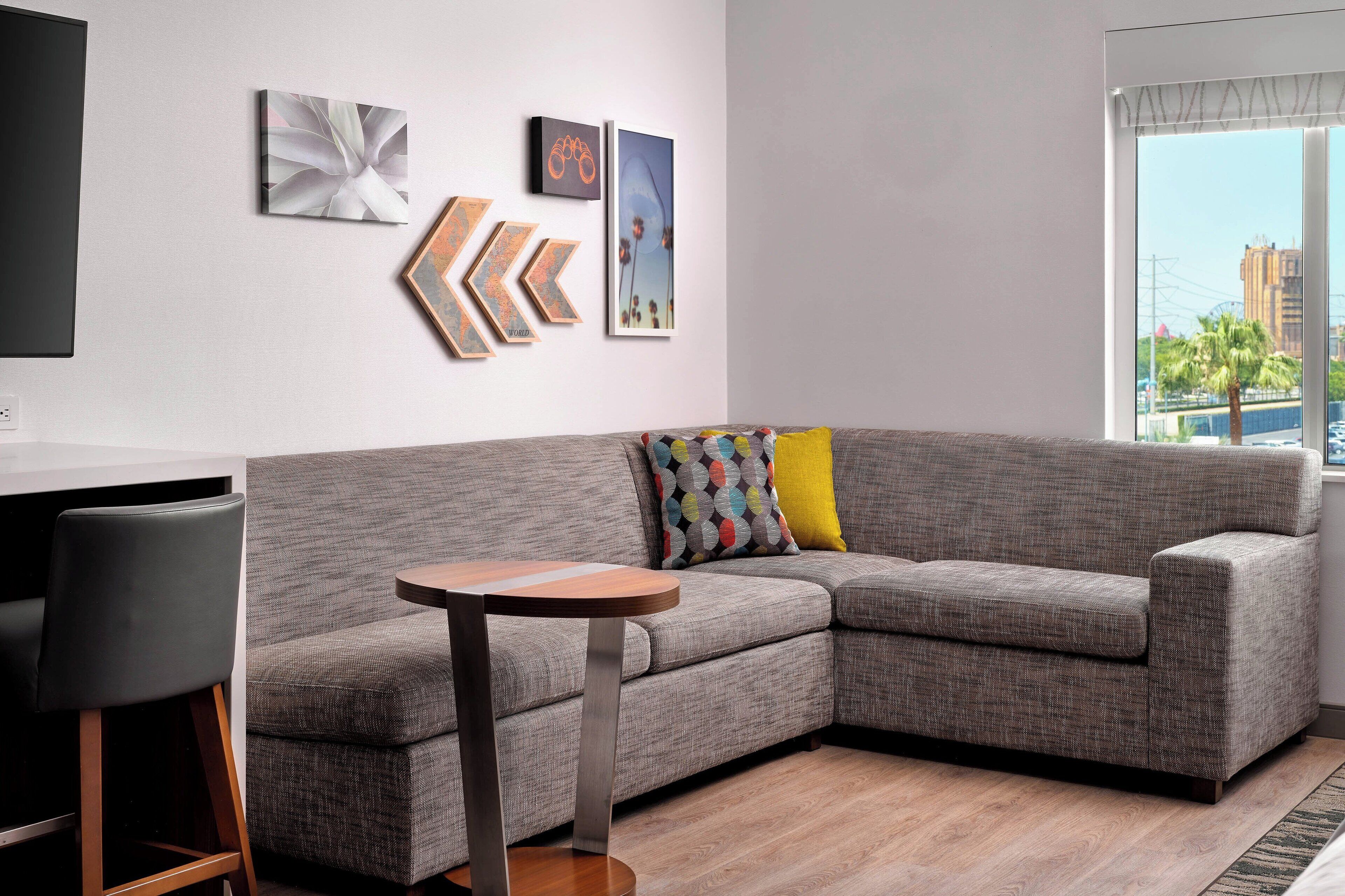 55-inch tv with cable channels, netflix, streaming services