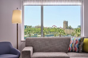 Peti besi dalam bilik, meja, langsir/tirai gelap terus 