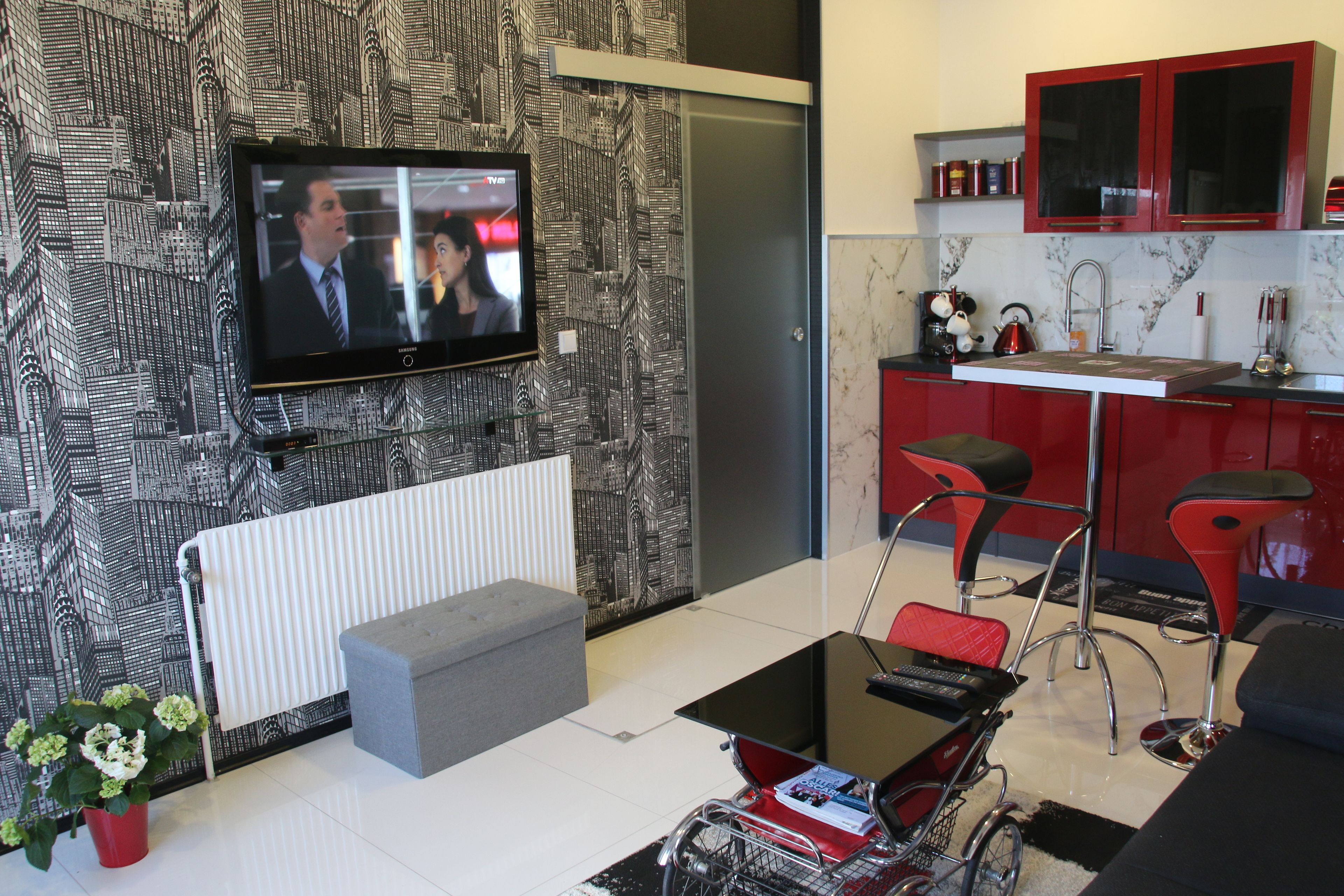 luxusapartment inkl bmw i8 benutzung | living area | 60-inch led tv with satellite channels, tv