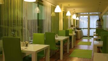 Frukostbuffé varje dag (EUR 13 per person)