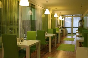 Petit déjeuner buffet servi tous les jours en supplément