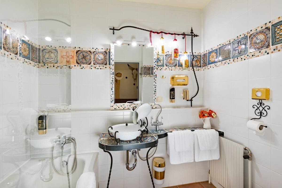 standard double room, 1 king bed | bathroom | free toiletries, hair dryer, bathrobes, slippers