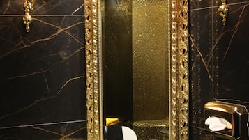 Luxusapartment inkl BMW i8 Benutzung | Baño | Amenidades de baño gratuitas, secadora de cabello, batas, pantuflas