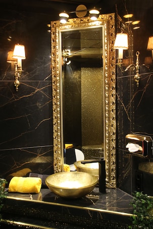 Luxusapartment inkl BMW i8 Benutzung | Bathroom | Free toiletries, hair dryer, bathrobes, slippers