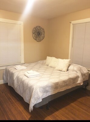 2 bedrooms, iron/ironing board, WiFi, bed sheets - Close to downtown experience (Indianapolis)